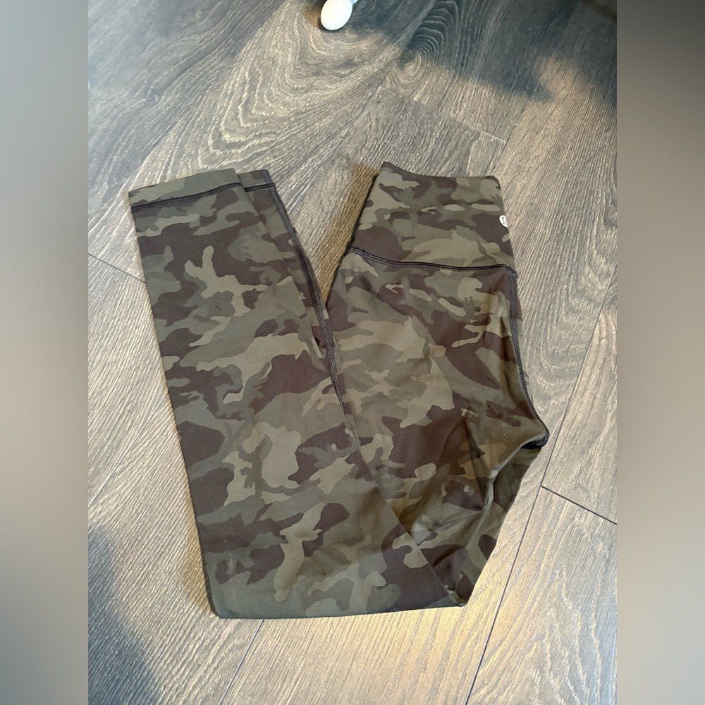 Lululemon camo Wunder Unders size 4. New without tags